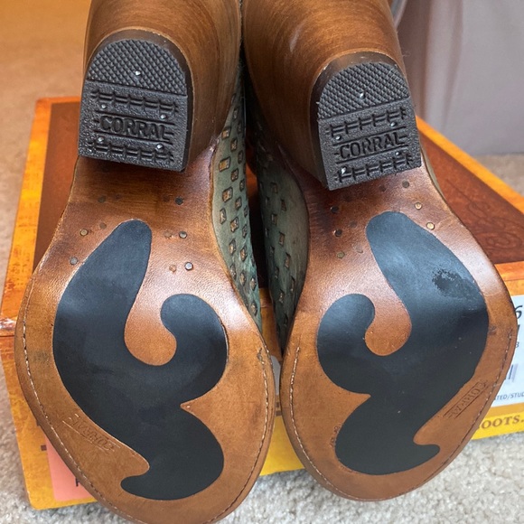 CORRAL Turquoise Round Toe Boots - Picture 4 of 7